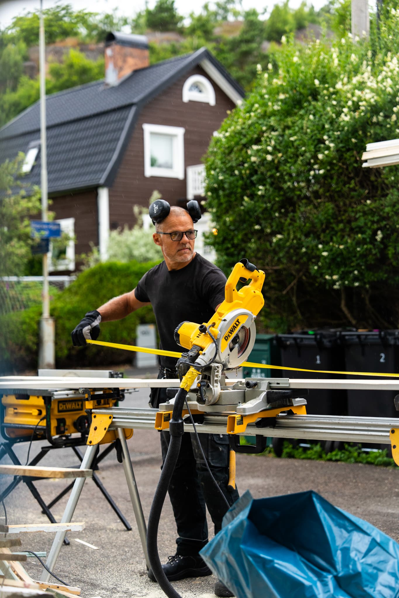 Fotograf i Göteborg dokumenterar en hantverkare i arbete på plats